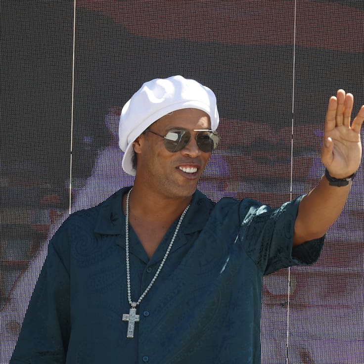 Ronaldinho anunció su debut musical con colaboraciones internacionales