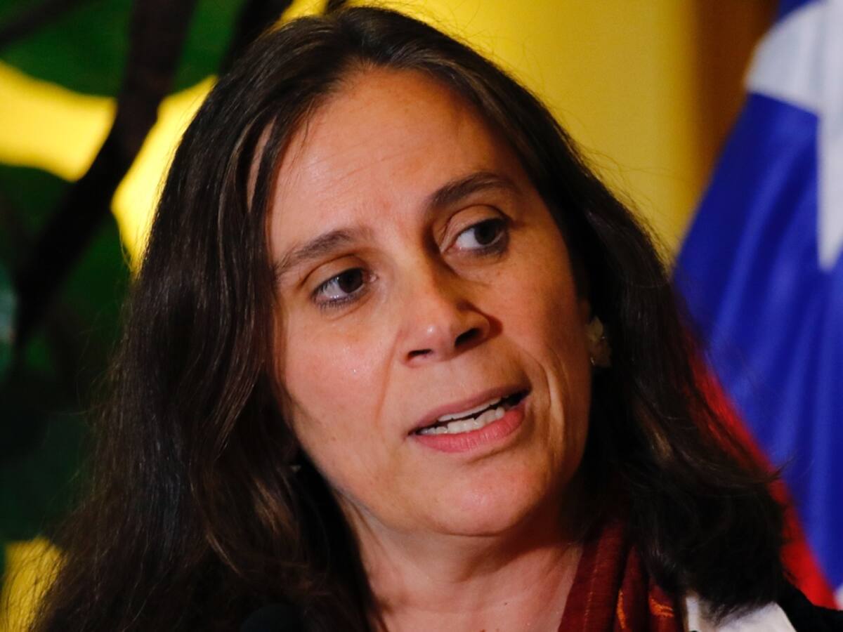 Canciller Urrejola responde a cuestionamientos por sus vacaciones durante incendios: «Son críticas con intencionalidad política»
