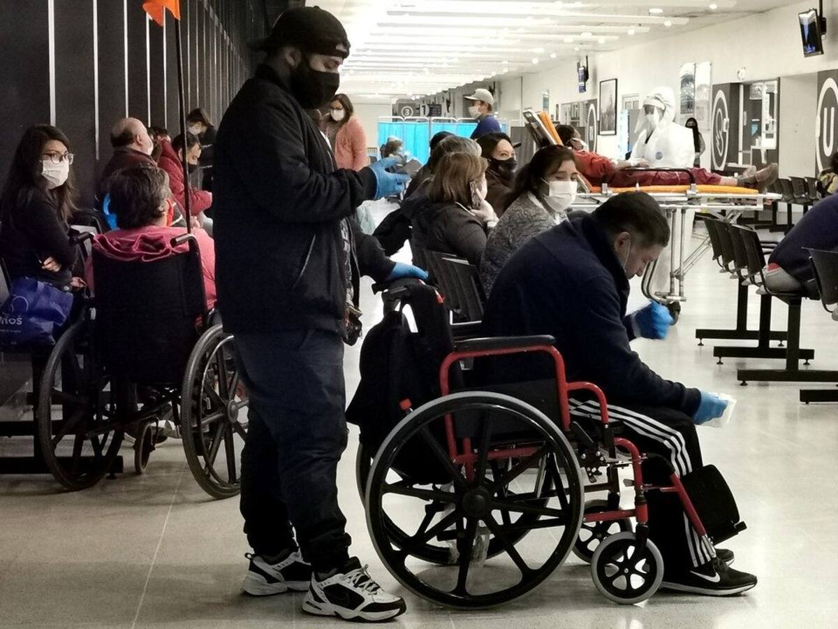 Jefe de urgencia de la Clínica Indisa: Tenemos pacientes de urgencia que están esperando acceder a una cama de hospitalización