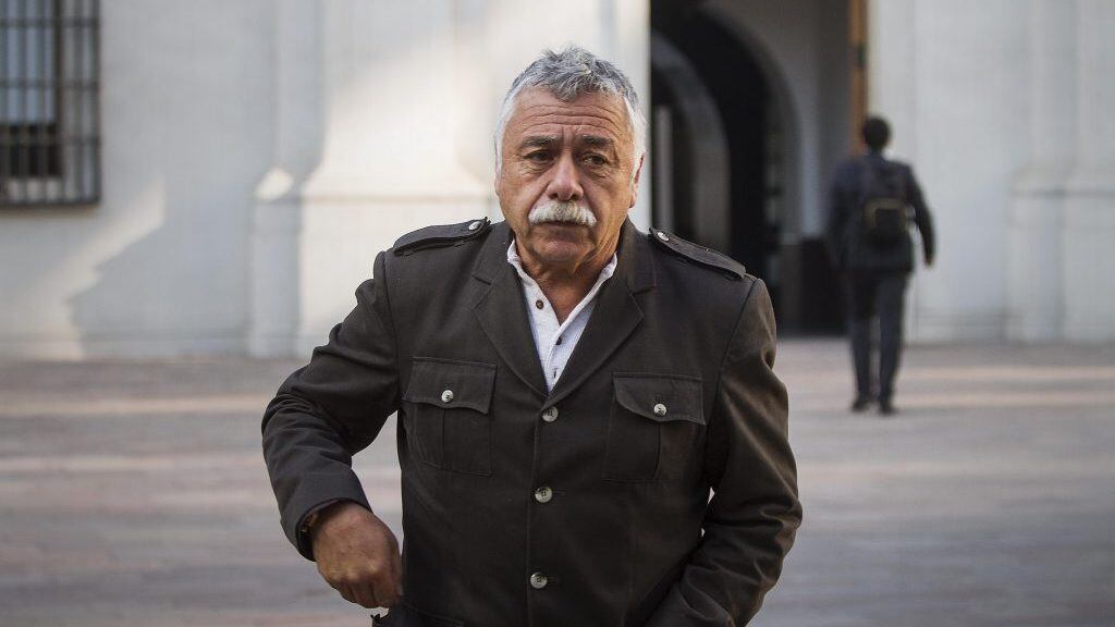 09 de Abril de 2014 /SANTIAGO El ex futbolista y actual Director de Blanco y Negro, Carlos Caszely, Camina por el Patio de Los Naranjos del palacio de La Moneda
FOTO:DAVID CORTES SEREY/AGENCIAUNO.
