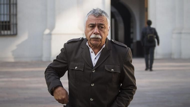 09 de Abril de 2014 /SANTIAGO El ex futbolista y actual Director de Blanco y Negro, Carlos Caszely, Camina por el Patio de Los Naranjos del palacio de La Moneda
FOTO:DAVID CORTES SEREY/AGENCIAUNO.