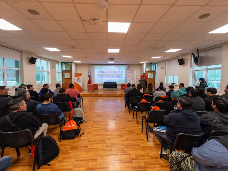 Everton desarrolla programa de formación con 50 entrenadores y dirigentes del fútbol amateur