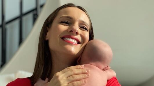 Pampita enternece rrss con fotografía junto a su hija.