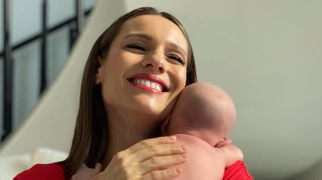 Pampita enternece rrss con fotografía junto a su hija.