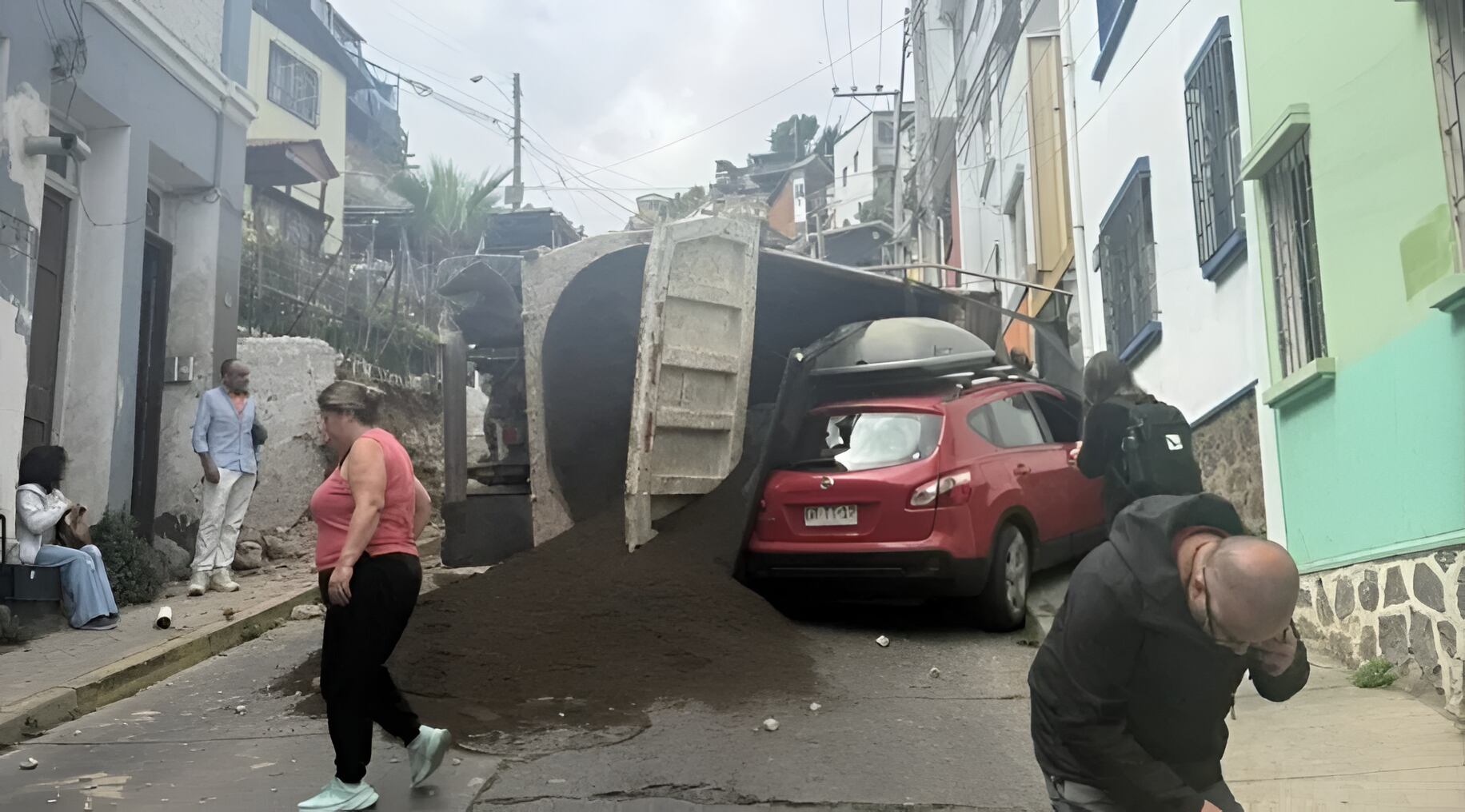Volcamiento de camión tolva sobre auto en cerro de Valparaíso