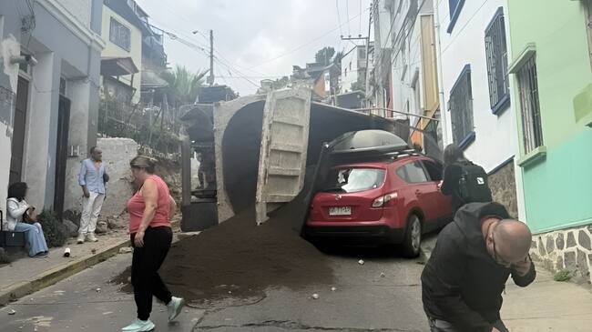 Volcamiento de camión tolva sobre auto en cerro de Valparaíso