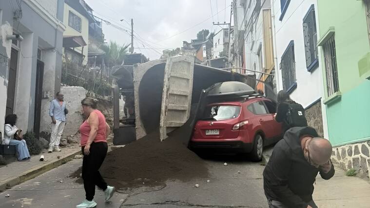 Volcamiento de camión tolva sobre auto en cerro de Valparaíso