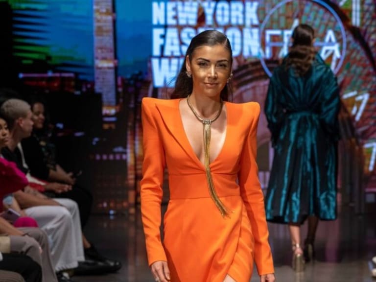 Supermodelo chilena y ex chica reality es reflejada en las pantallas del Time Square en Nueva York