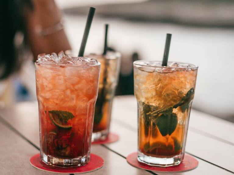 Coctel con «bebidas vivas»: una de las mejores alternativas para celebrar el Día Mundial Sin Alcohol