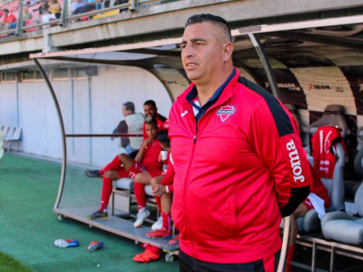 Técnico de Ñublense está hospitalizado tras contraer coronavirus
