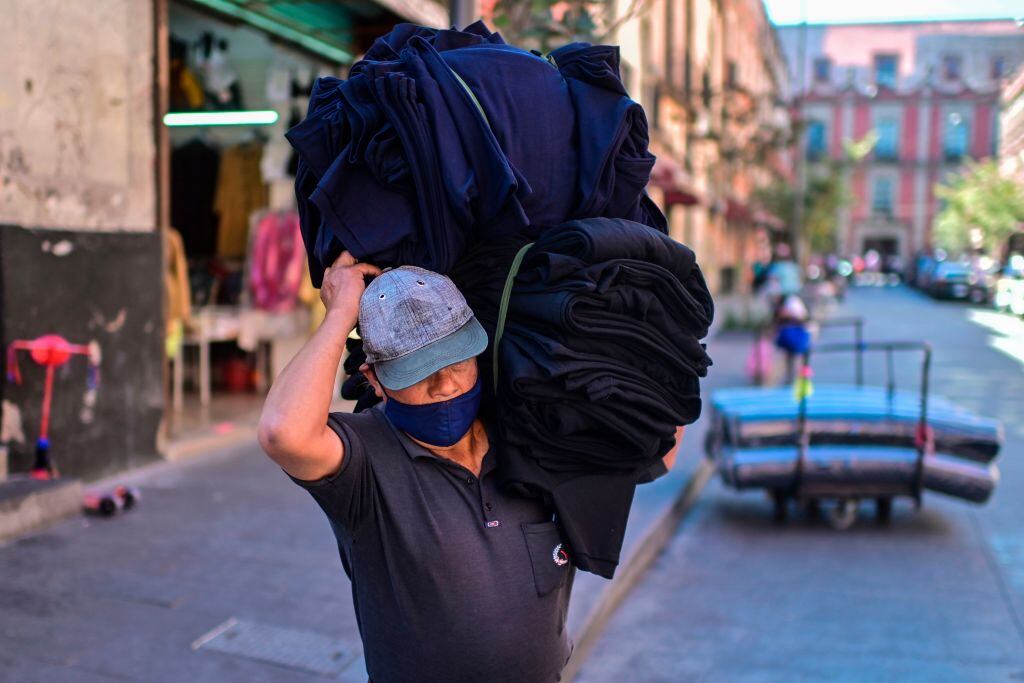 Un trabajador lleva productos para vender en Ciudad de México