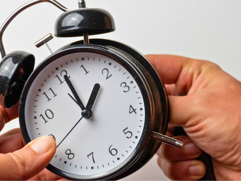 Cambio de Hora 2025: ¿En qué ciudades de Chile no se debe mover el reloj?
