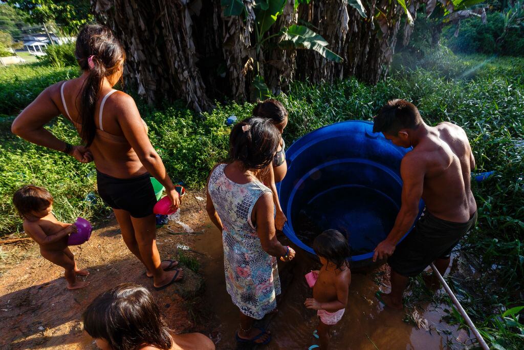 Personas del pueblo Yanomami limpian el agua durante la pandemia en Brasil