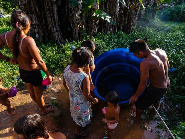 Personas del pueblo Yanomami limpian el agua durante la pandemia en Brasil