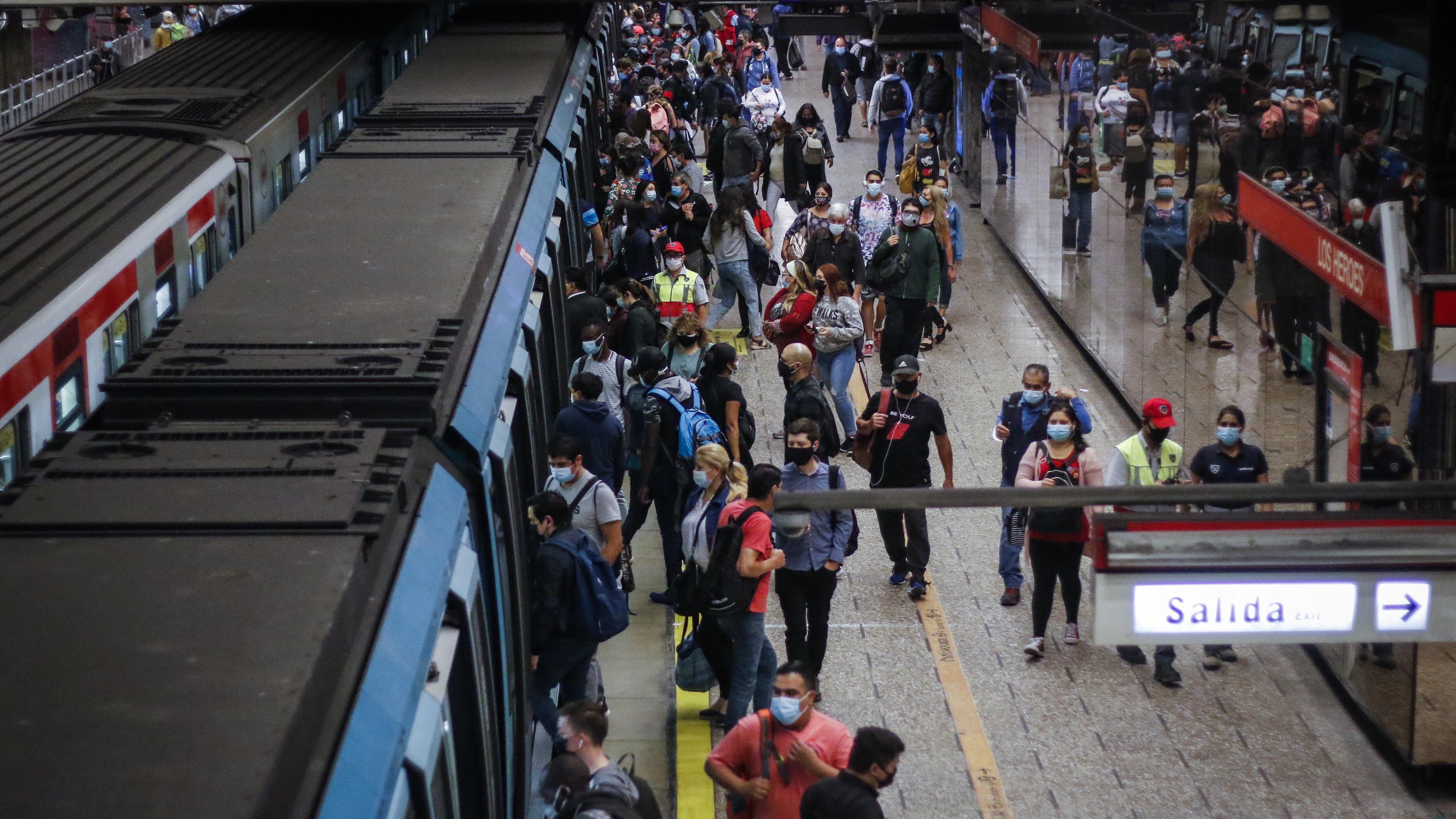 1 de marzo del 2021/SANTIAGOCientos de personas se suben al metro en la estacion Los Heroes, durante el denominado super lunes, donde los estudiantes entrarían a clases presenciales en los diversos colegios de la capital.
FOTO: SEBASTIAN BELTRAN GAETE/AGENCIAUNO