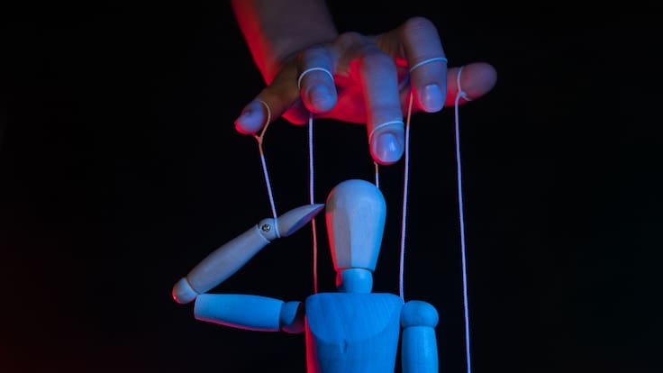 3 señales de que alguien está intentando manipularte, según la psicología