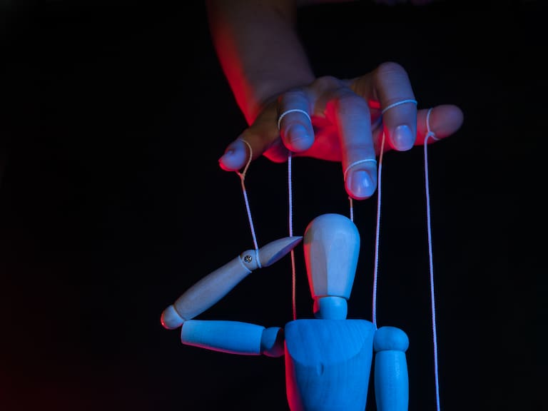 3 señales de que alguien está intentando manipularte, según la psicología