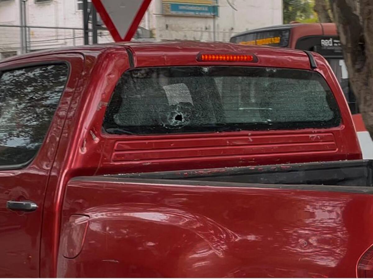 Golpes de puño y piedras: conductor y menor terminan heridos tras pelea en medio de protesta afuera del Liceo Lastarria
