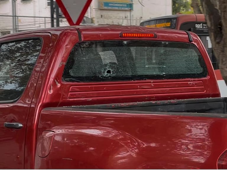 Golpes de puño y piedras: conductor y menor terminan heridos tras pelea en medio de protesta afuera del Liceo Lastarria