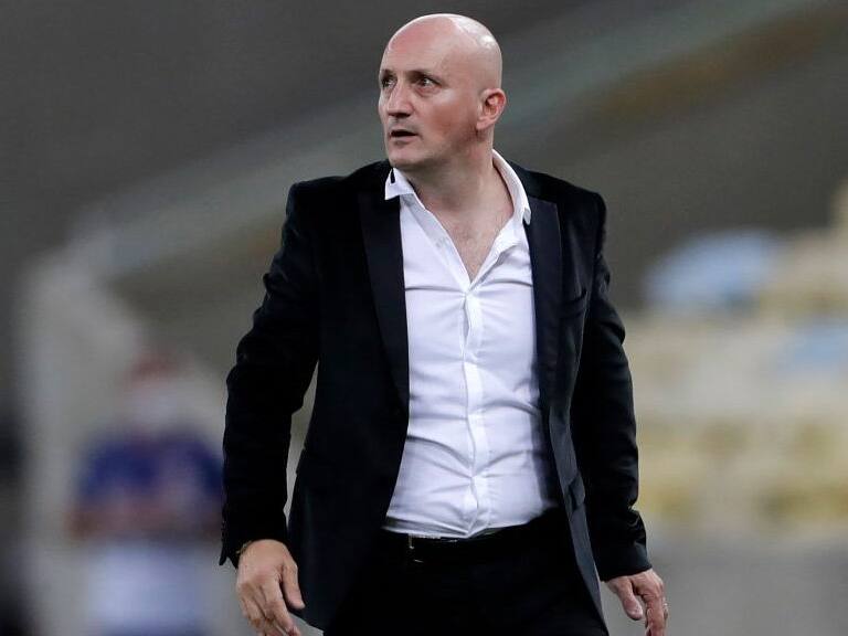 RIO DE JANEIRO, BRAZIL - MAY 19: Pablo Repetto head coach of LDU Quito reacts during a match between Flamengo and LDU as part of Group G of Copa CONMEBOL Libertadores 2021 at Maracana Stadium on May 19, 2021 in Rio de Janeiro, Brazil. (Photo by Silvia Izquierdo-Pool/Getty Images)