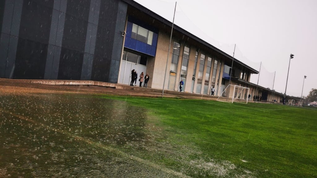 Cancha del Centro Deportivo Azul no resiste la lluvia e impide el desarrollo del duelo entre la U y Palestino por el Campeonato Nacional Femenino