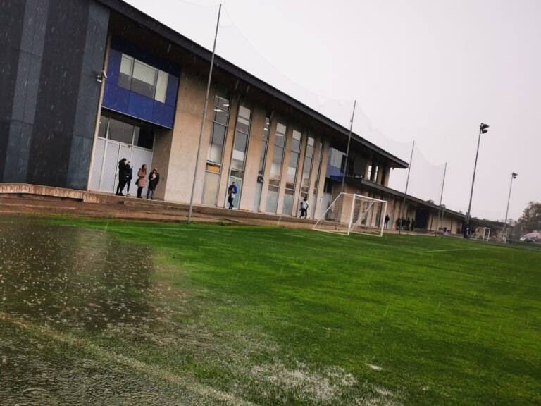 Cancha del Centro Deportivo Azul no resiste la lluvia e impide el desarrollo del duelo entre la U y Palestino por el Campeonato Nacional Femenino