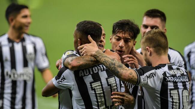BELO HORIZONTE, BRAZIL - SEPTEMBER 26: Players of Atletico MG celebrate a scored goal against Gremio during a match between Atletico MG and Gremio as part of Brasileirao Series A 2020 at Mineirao Stadium on September 26, 2020 in Belo Horizonte, Brazil. The match is played behind closed doors and with precautionary measures against the spread of coronavirus (COVID-19). (Photo by Pedro Vilela/Getty Images)