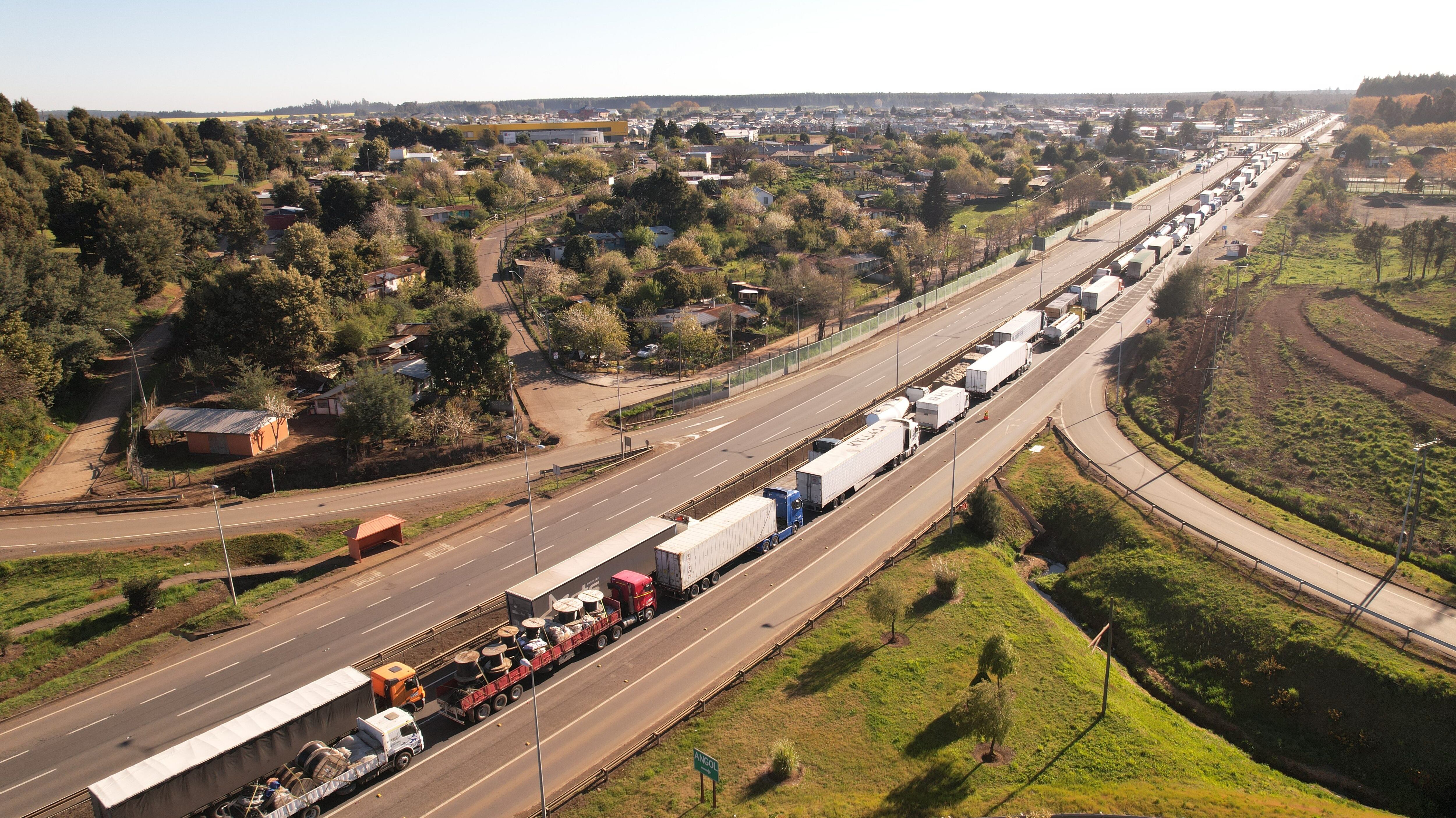 06 DE OCTUBRE DE 2021 / COLLIPULLICamioneros han paralizado la Ruta 5 Sur  donde exigen mayor seguridad en las carreteras de La Araucanía y Bíobío.
 FOTO: HECTOR ANDRADE  / AGENCIAUNO