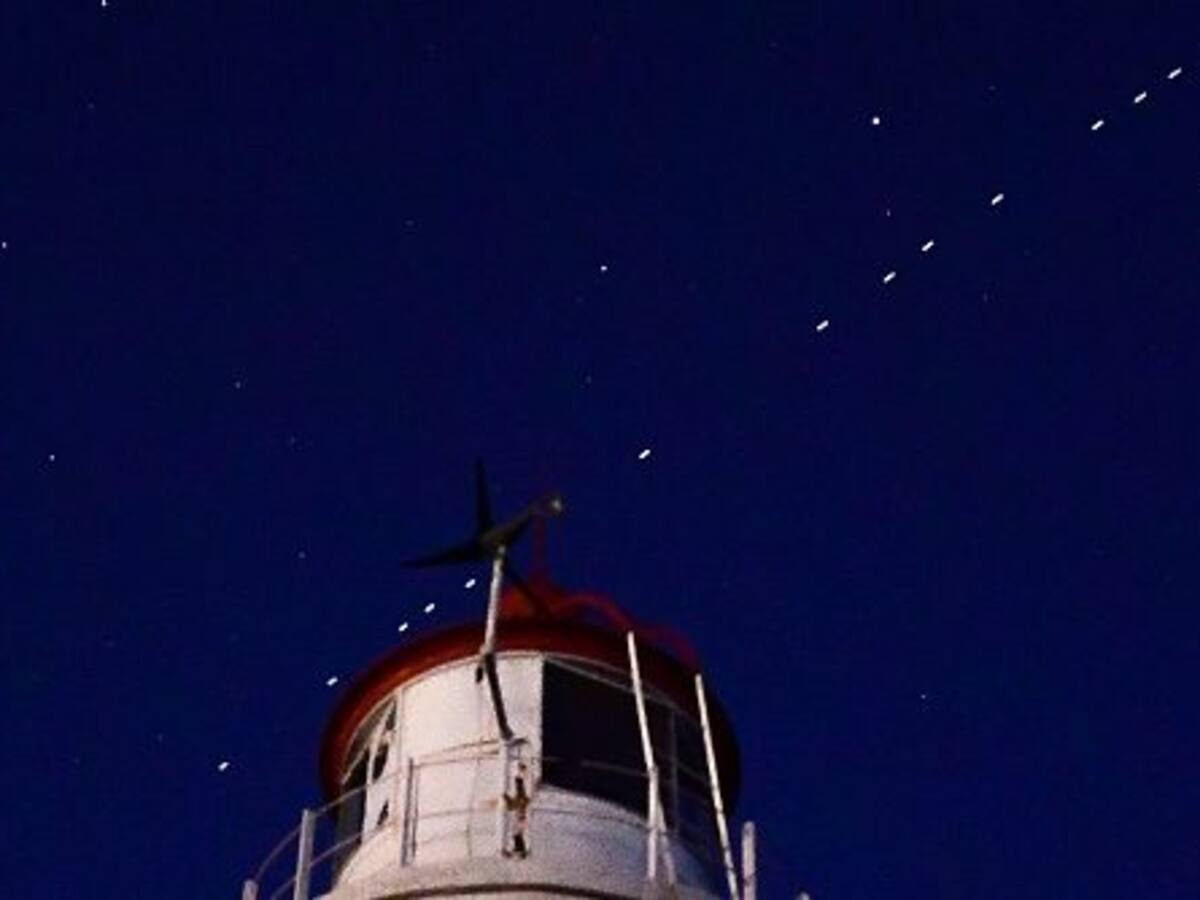 ¿Qué era la fila de luces que se divisó en los cielos del país durante la noche de este jueves? No, no era un ovni