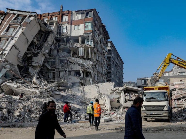 A más de 33 mil se eleva el número de muertos tras terremoto en Turquía y Siria