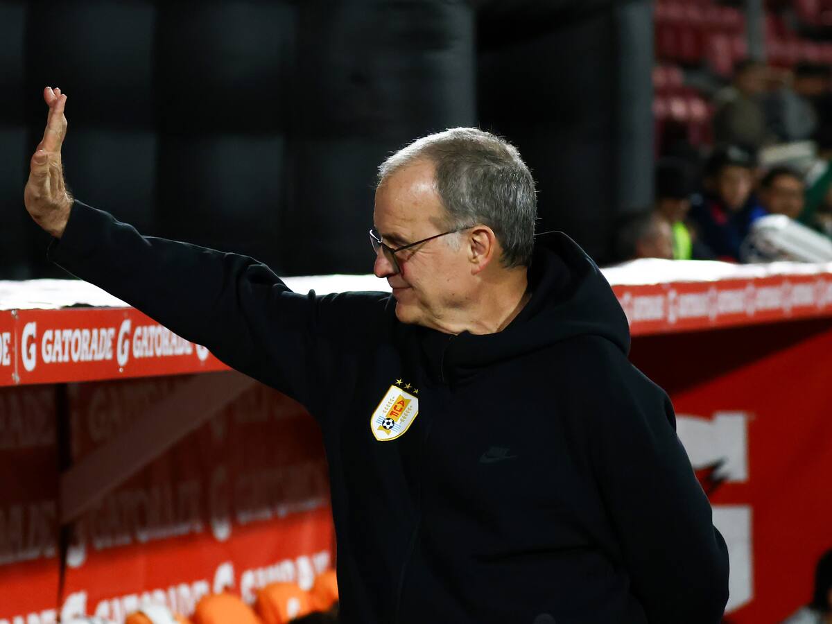 “Los chilenos jamás te olvidarán”: El homenaje de los hinchas de La Roja a Marcelo Bielsa en el duelo ante Uruguay