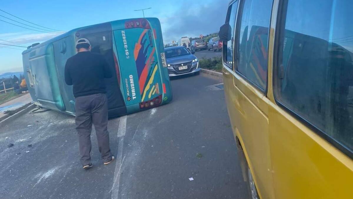 Bus interurbano se vuelca en Ovalle y deja varias personas heridas