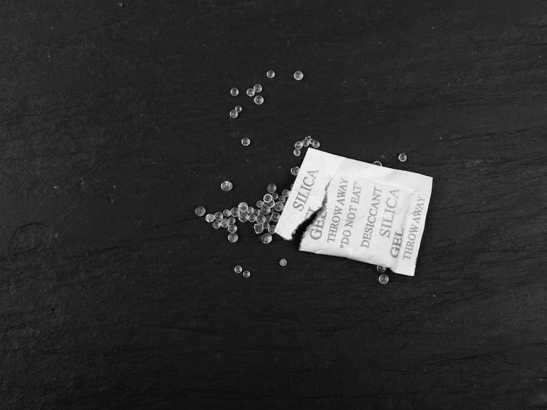 Conoce para qué sirven las bolsitas de bolas que vienen en las cajas de zapatos (y sus múltiples usos)