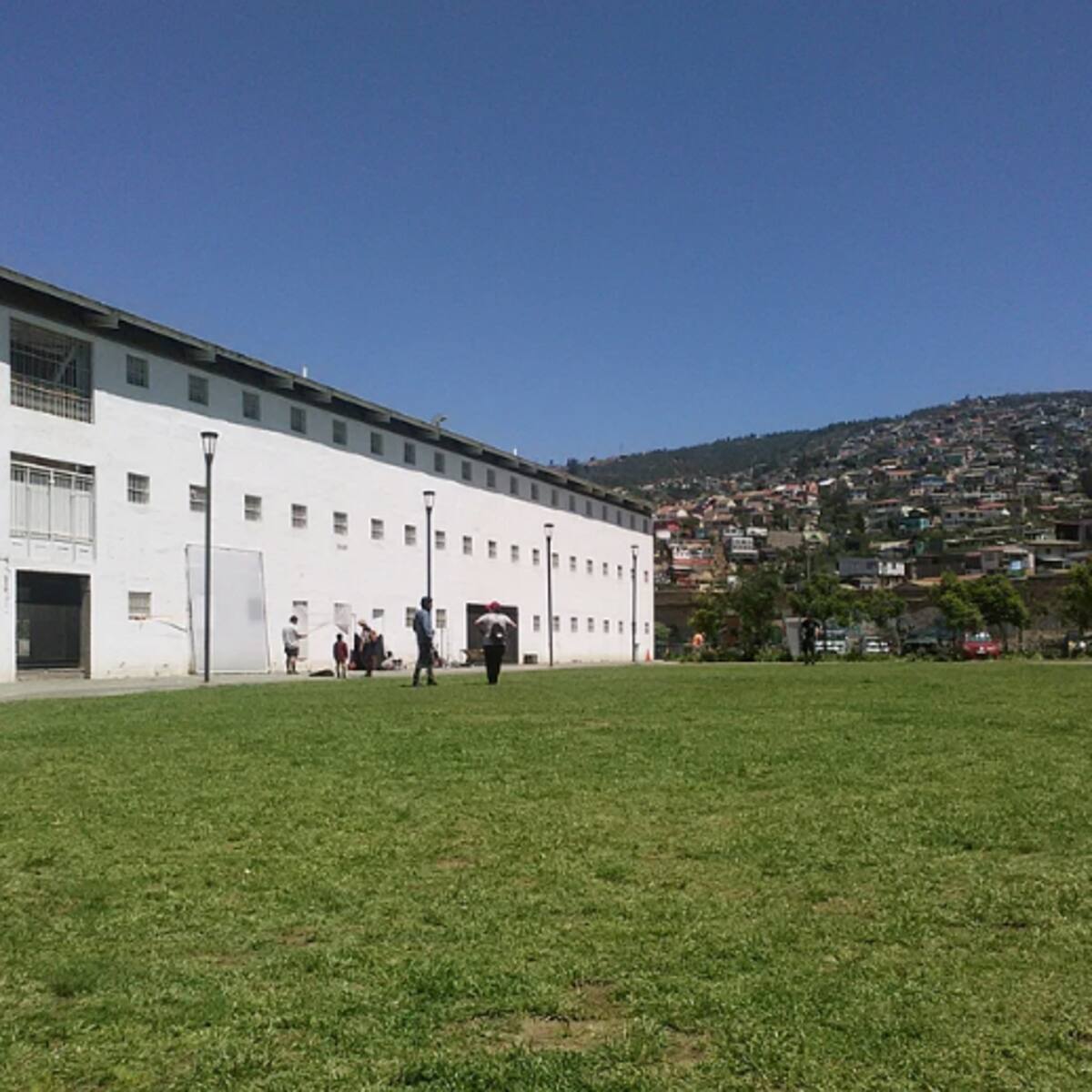 Gendarmería busca a interno que no regresó a CET de Valparaíso y explica su particular régimen de “confianza y autodisciplina”
