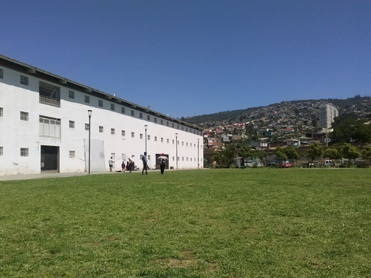 Gendarmería busca a interno que no regresó a CET de Valparaíso y explica su particular régimen de “confianza y autodisciplina”