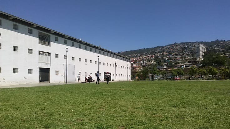 Gendarmería busca a interno que no regresó a CET de Valparaíso y explica su particular régimen de “confianza y autodisciplina”