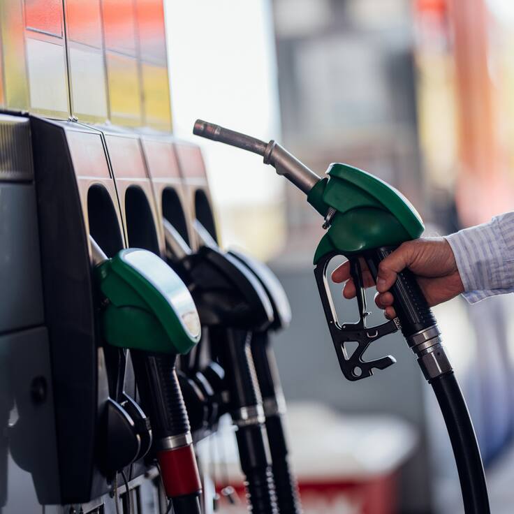 Alivio para fin de año: Enap anuncia fuerte baja general en el precio de los combustibles