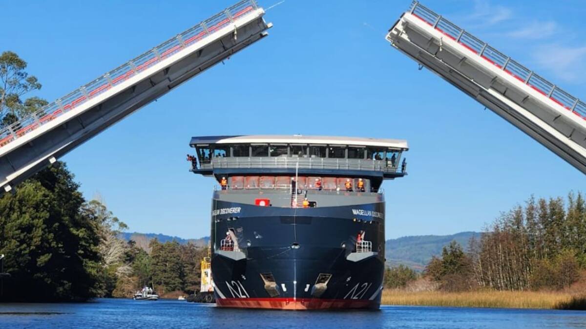 Histórico en Valdivia: navega el primer crucero híbrido-eléctrico de América construido en Chile