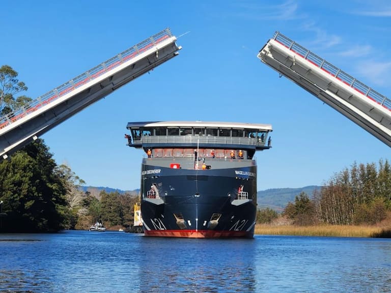 Histórico en Valdivia: navega el primer crucero híbrido-eléctrico de América construido en Chile