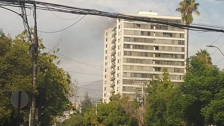 Incendio afecta a edificio en Providencia: residentes evacuaron por precaución