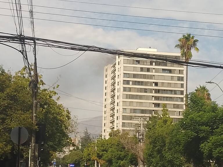 Incendio afecta a edificio en Providencia: residentes evacuaron por precaución