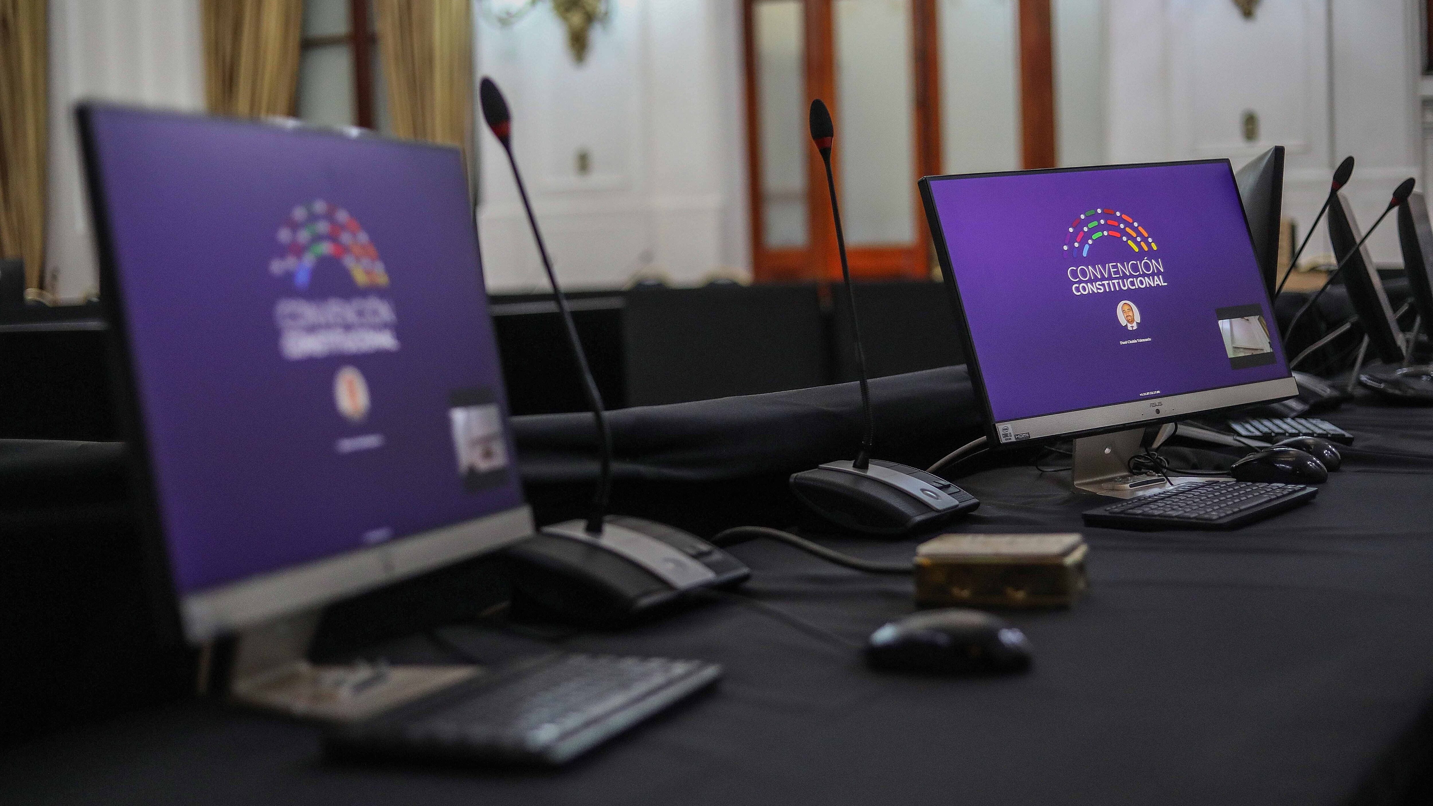 4 de Abril del 2022/SANTIAGODos computadores en una sala de comision, durante la Sesión N°60 Comisión Sistemas de Justicia, que se realiza en el ex congreso Nacional.
FOTO: SEBASTIAN BELTRAN GAETE/AGENCIAUNO