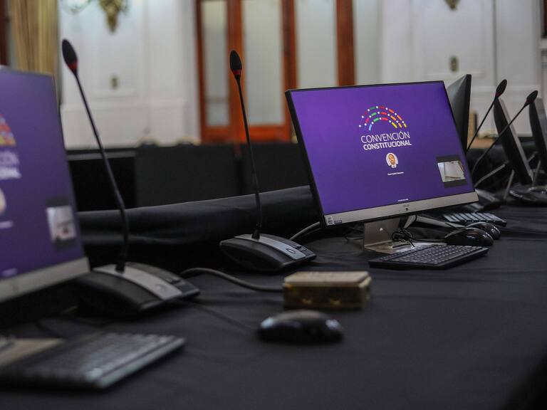 4 de Abril del 2022/SANTIAGODos computadores en una sala de comision, durante la Sesión N°60 Comisión Sistemas de Justicia, que se realiza en el ex congreso Nacional.
FOTO: SEBASTIAN BELTRAN GAETE/AGENCIAUNO