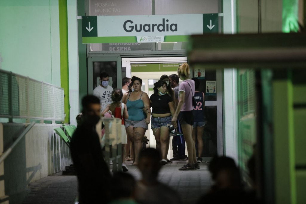Familiares acompañan a afectados de la droga envenenada en el Hospital de Hurlingham