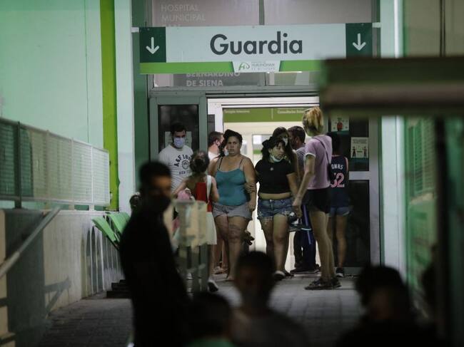 Familiares acompañan a afectados de la droga envenenada en el Hospital de Hurlingham