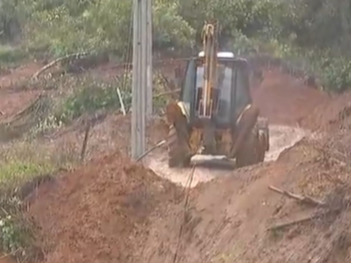 Deslizamiento de tierra deja cerca de 50 familias aisladas y sin luz en sector Puquereo de Villarrica