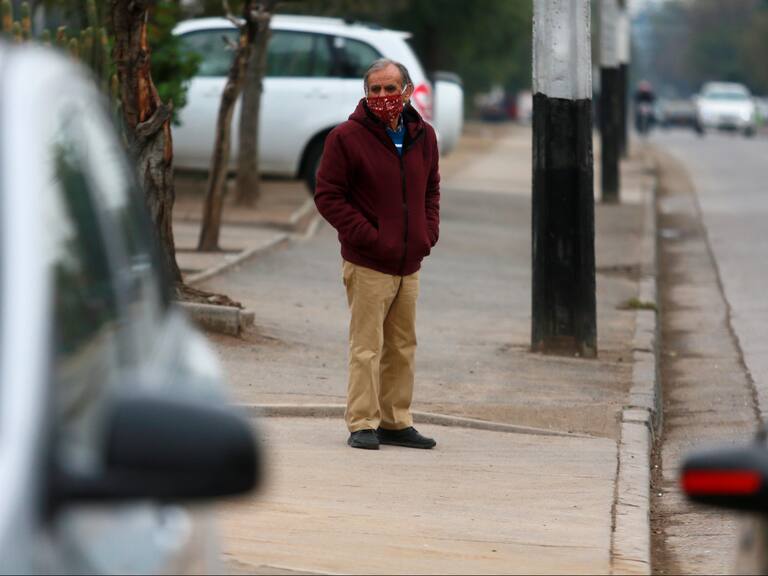 26 de Julio de 2020/SANTIAGO
Un adulto mayor en una esquina, durante anuncio de autoridades del MINSAL, quienes anuncian salida de adultos mayores de 75 años hacia arriba por 60 minutos los días Lunes, Jueves y Sábados, en medio de la pandemia de COVID-19.
FOTO: JOSE FRANCISCO ZUÑIGA/AGENCIAUNO