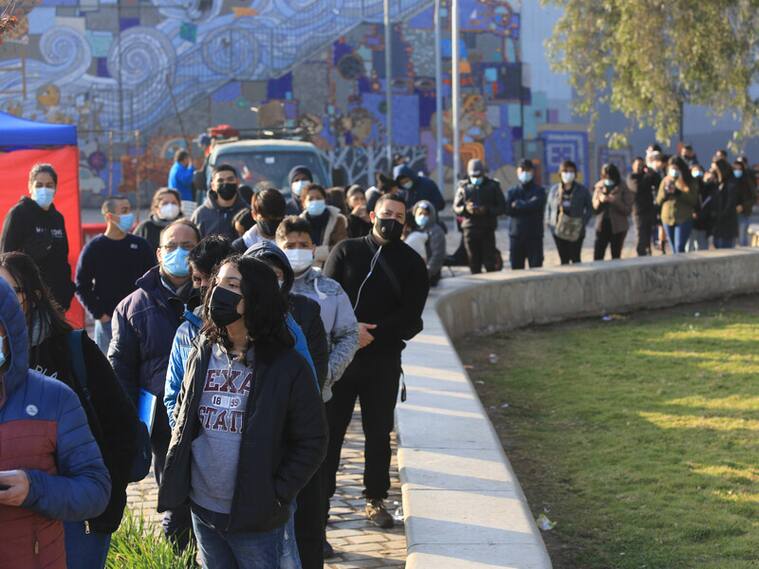 Fila por la vacuna por el Covid-19