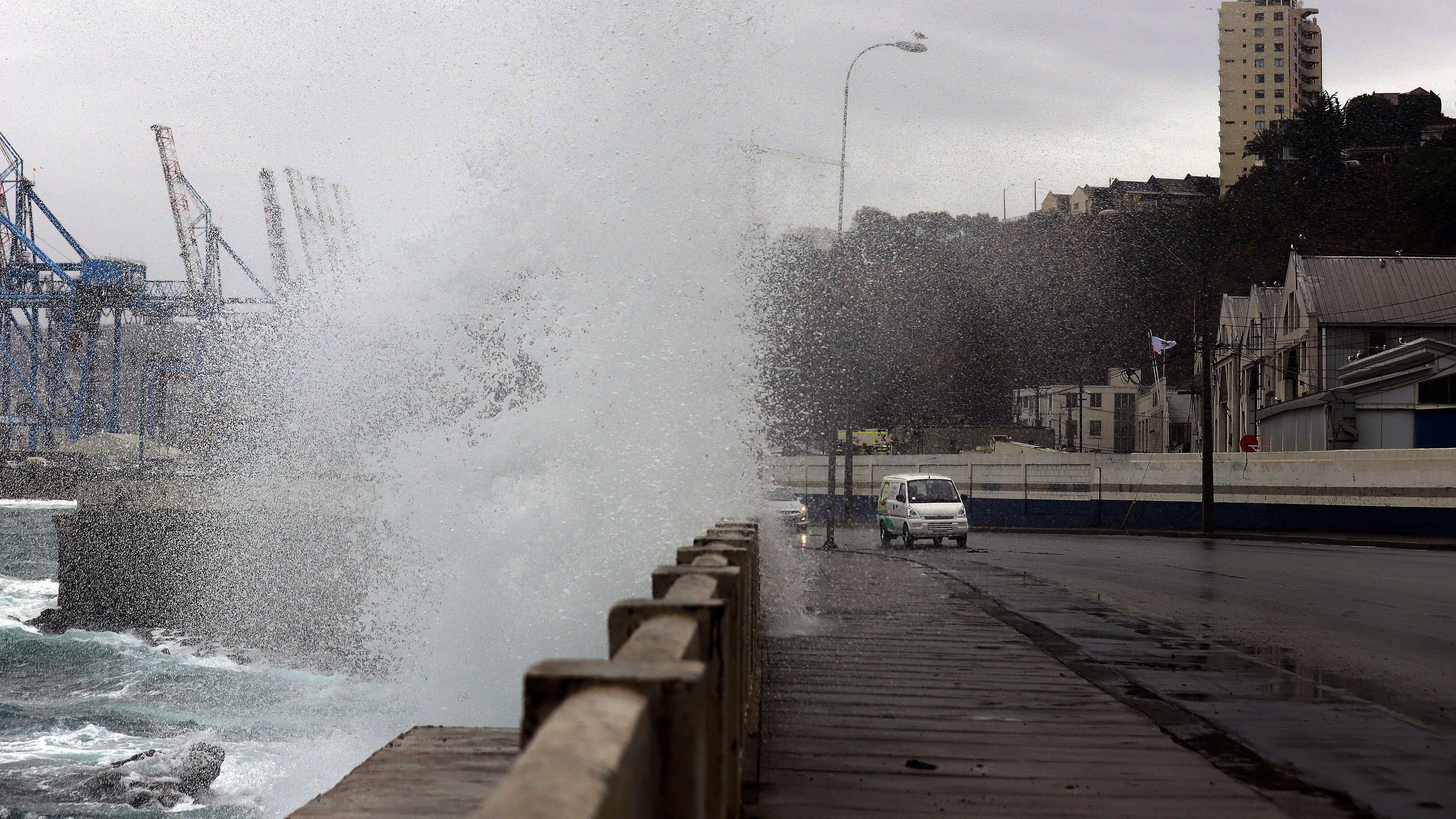 23 DE JUNIO DE 2021 /VALPARAISOFuertes marejadas se registraron en el borde costero de Valparaíso, Av Altamirano.
FOTO: MANUEL LEMA OLGUIN/AGENCIAUNO