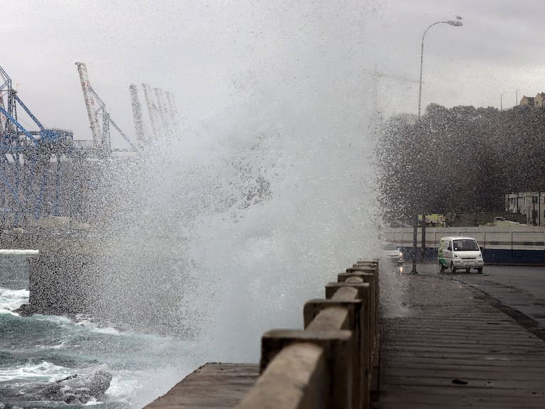 23 DE JUNIO DE 2021 /VALPARAISOFuertes marejadas se registraron en el borde costero de Valparaíso, Av Altamirano.
FOTO: MANUEL LEMA OLGUIN/AGENCIAUNO